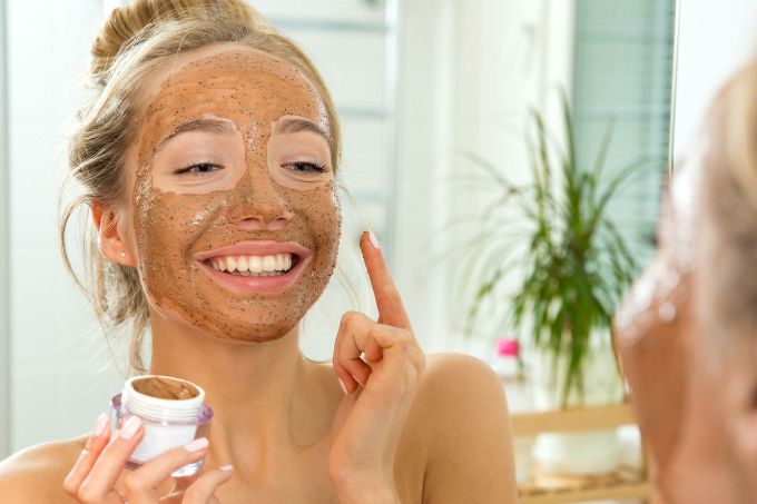 3 receitas de máscaras caseiras com café para reduzir olheiras e espinhas