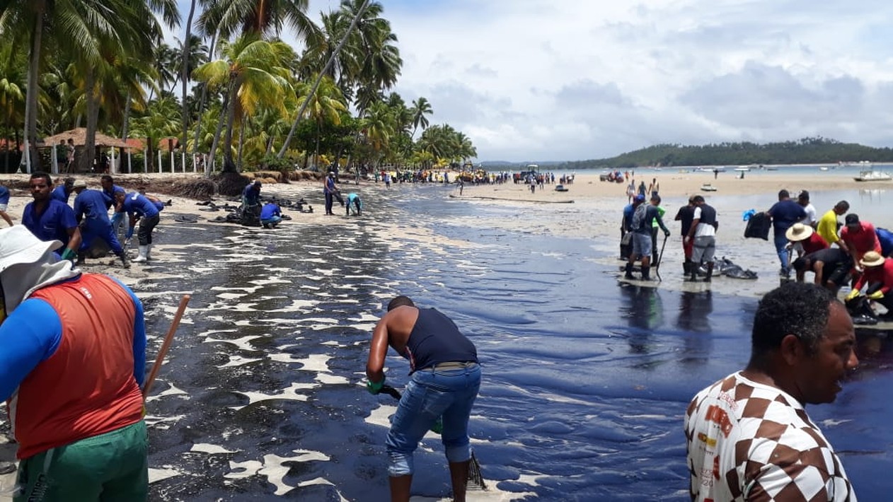 Desastre Ambiental: Uma das mais belas praias do Nordeste é tomada por manchas de óleo