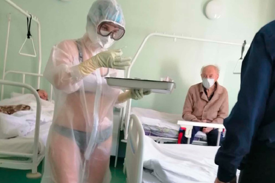 Enfermeira é suspensa de hospital após usar apenas roupas íntimas sob EPI
