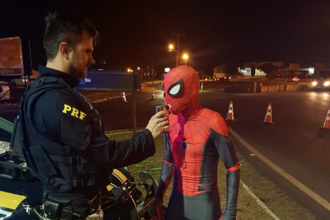 Homem-Aranha é parado em blitz da polícia rodoviária em Foz do Iguaçu