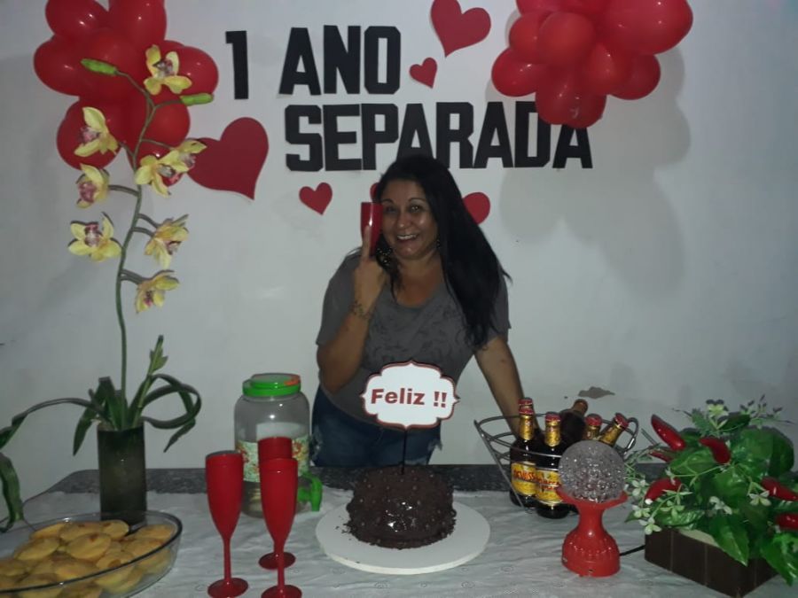 Mulher faz festa para comemorar com as amigas um ano de separação na Paraíba