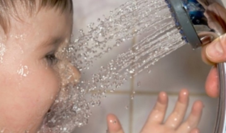 Tomar banho com os filhos é certo ou errado? Especialista responde e explica consequências
