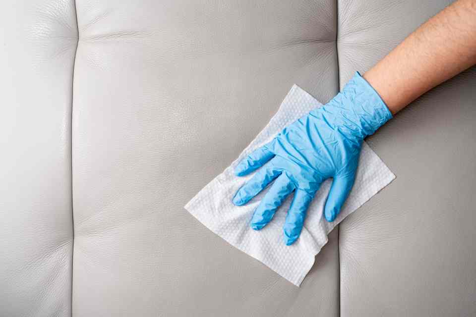 Veja como tirar manchas do seu sofá de maneira fácil e barata