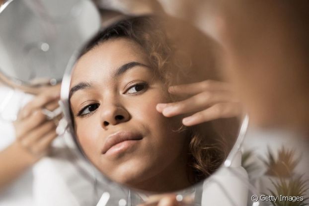 4 coisas que podem acontecer com a sua pele depois de espremer cravos ou espinhas