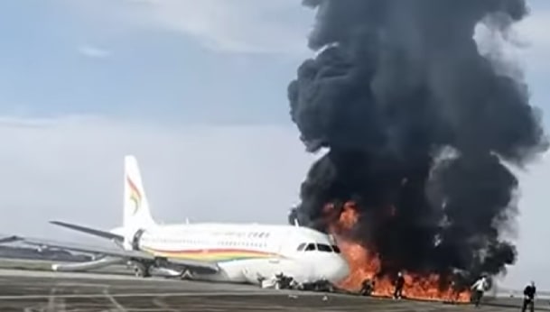 Avião com 122 pessoas pega fogo durante a decolagem na China; Vídeo é impressionante