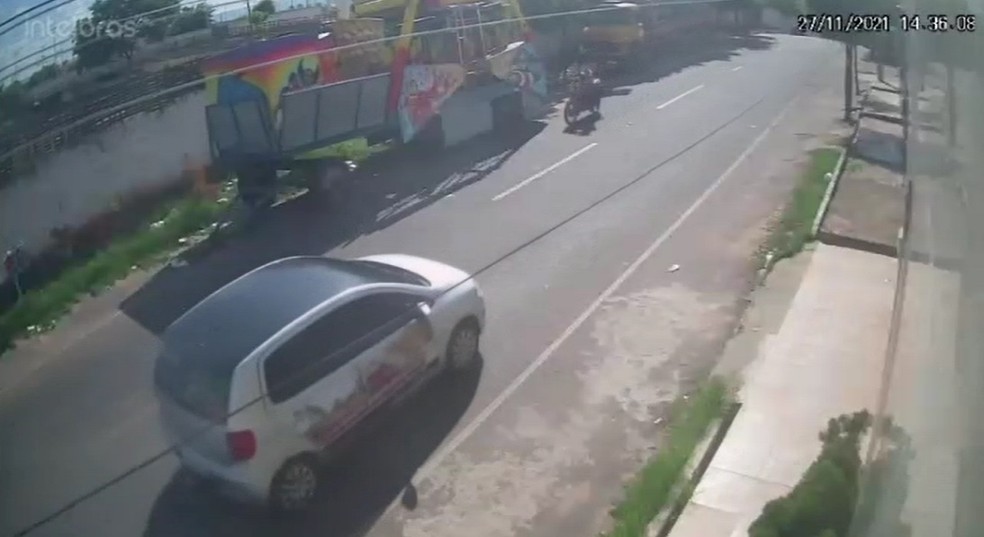 Câmera flagra momento em que placa de metal cai de brinquedo e mata mototaxista no Ceará
