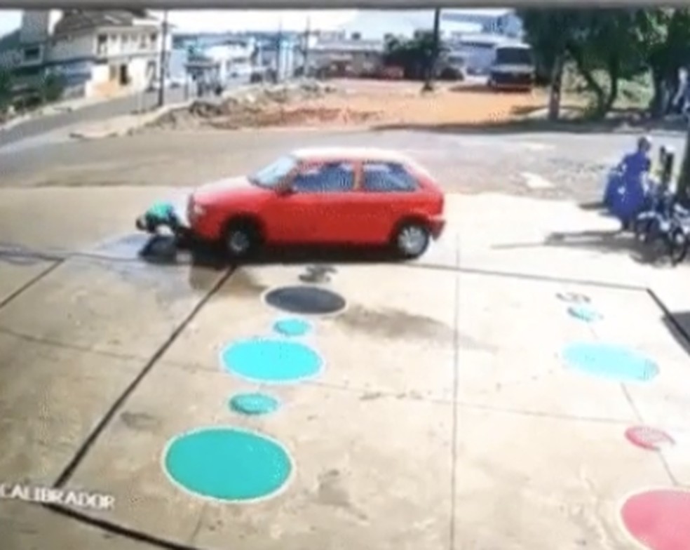 Carro passa por cima de frentista que estava agachado em posto de combustíveis no sul do Brasil; VÍDEO