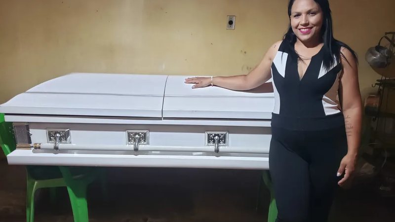 Ex-funcionária de funerária recebe caixão em indenização trabalhista após acordo; entenda