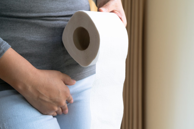 Fazer xixi com sangue deve ser um motivo de preocupação? Entenda