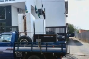 Homem é preso por vender os móveis da casa de amigo durante viagem