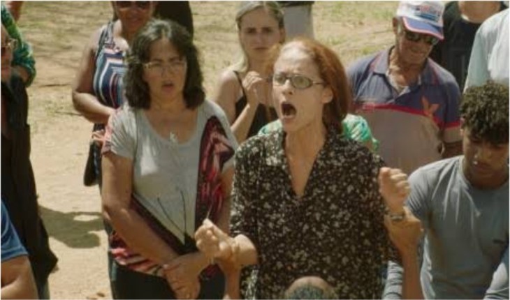 Homem leva a esposa e 11 amantes para assistirem Bacurau, mas acaba sendo descoberto