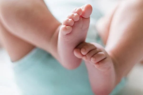 Mãe é presa após arrancar cordão umbilical de recém-nascido e jogar bebê no lixo