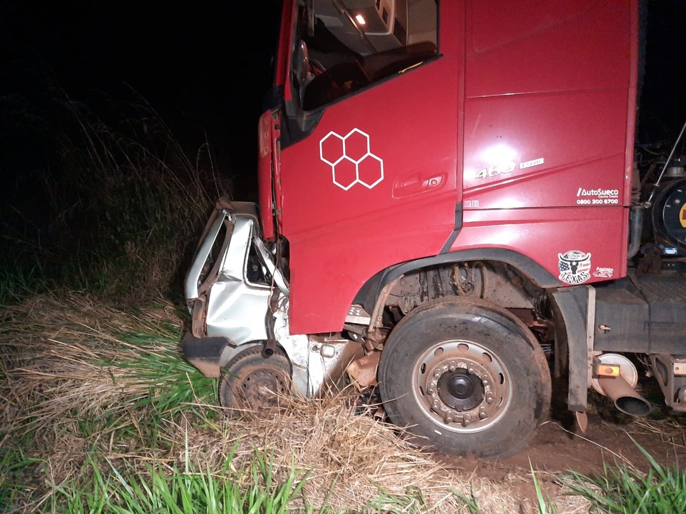 Menino de 14 anos pega carro escondido dos pais e morre ao bater de frente em caminhão