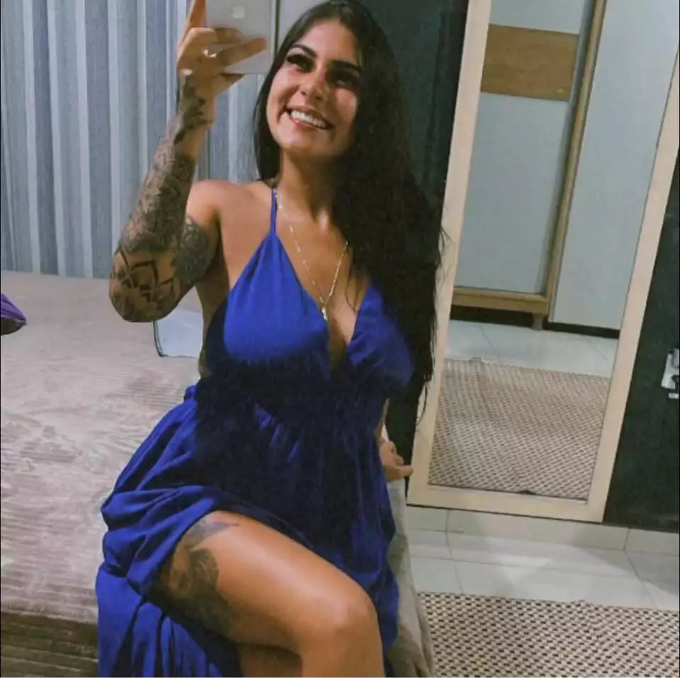 Mulher morre em acidente entre carro e moto enquanto namorado, sem CNH, fugia de viatura da PM