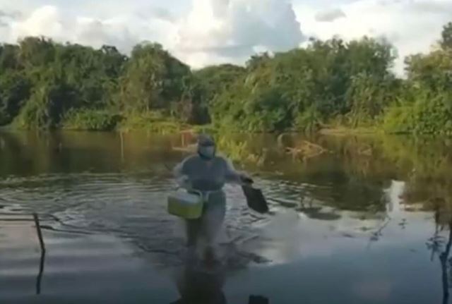 Na Paraíba, enfermeira atravessa rio andando para vacinar idosa