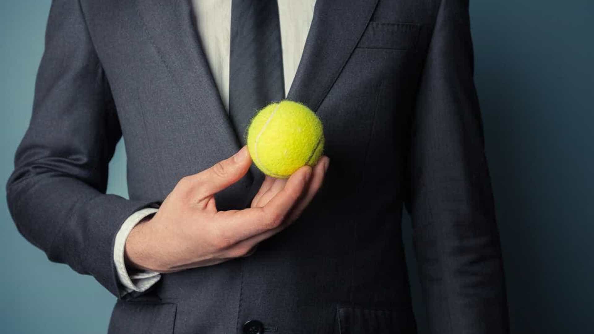 Se vai viajar de avião, leve uma bola de tênis; Veja o motivo