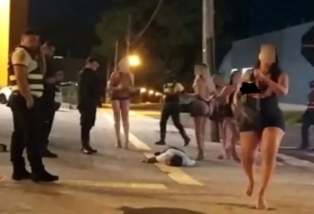 Travestis rasgam orelha e quebram 3 dentes de policial federal após alegarem não pagamento de programa