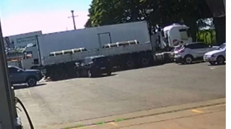 VÍDEO: Casal de idosos morre após arrancar em posto de combustíveis e bater em caminhão