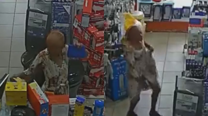 VIDEO: Idosa furtta loja e esconde produtos debaixo do vestido