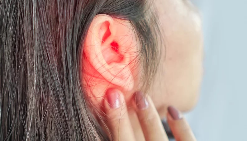 Vira e mexe aparecem carocinhos atrás da sua orelha? Entenda o que pode ser!