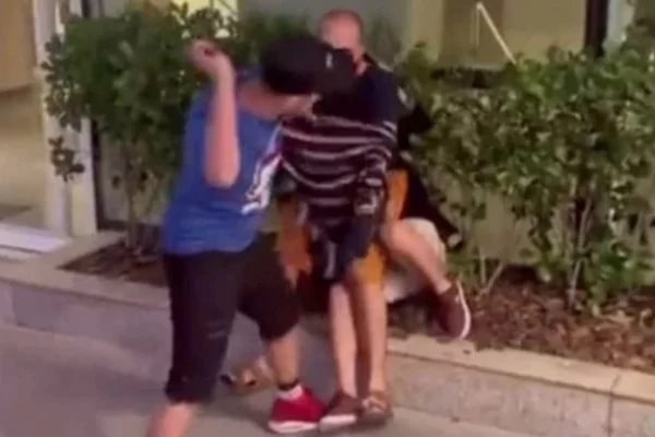 [ VÍDEO ]Homem flagra namorado com amante em shopping, bate nos dois e é preso