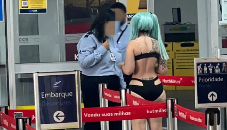 [FOTO] Mulher é barrada em aeroporto no sul do Brasil por usar apenas roupas ínttimas 